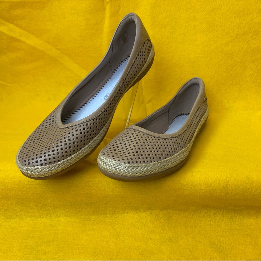 Clarks, women’s Flats, size 8-wide, lite brown w/ tan trim, fabric lining